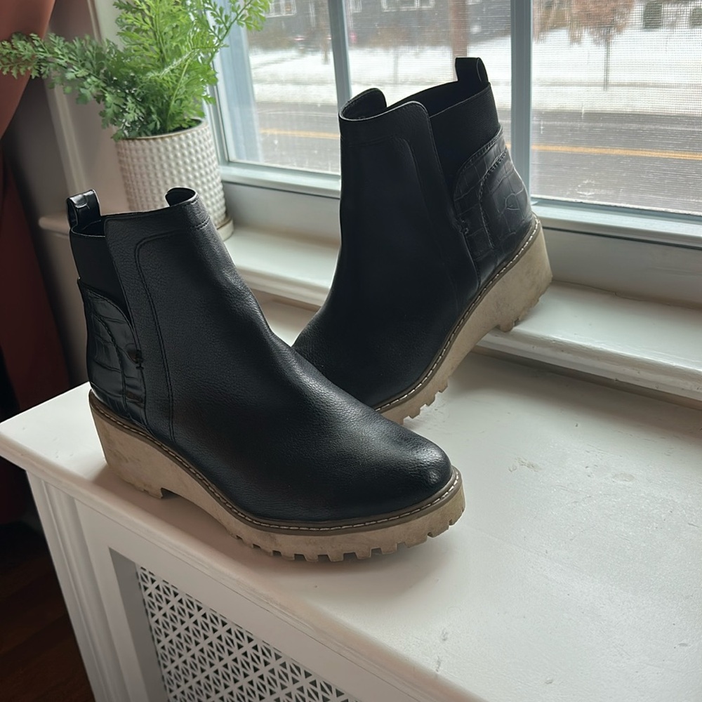 DV size 8.5 black booties